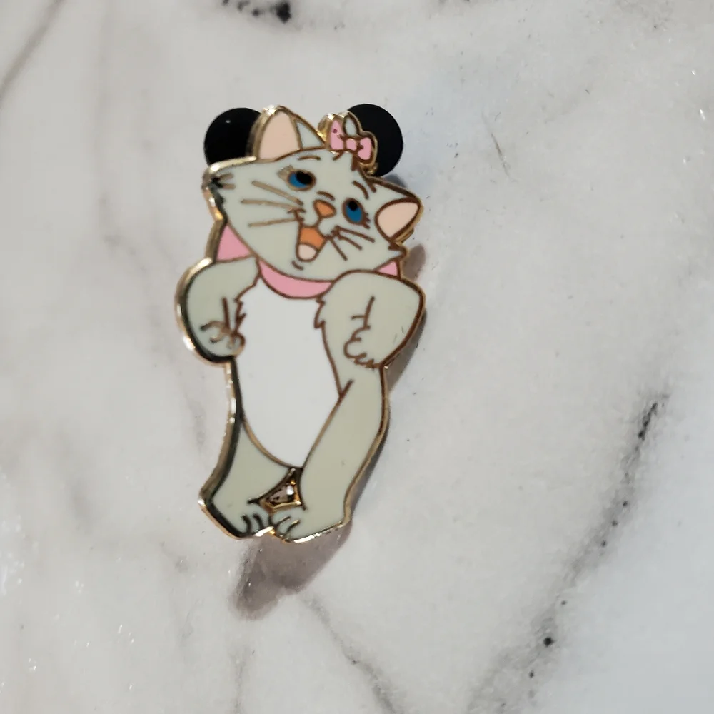 Lot of 4 Disney Pins Minnie Mouse, Daisy Duck, Marie & Bambi